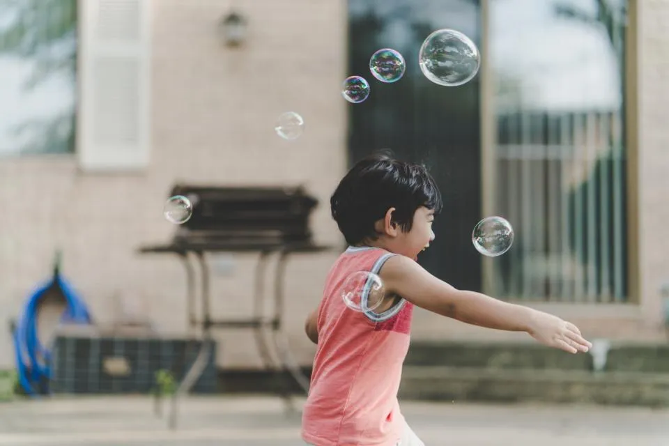 Jeux de bulles dans la cour